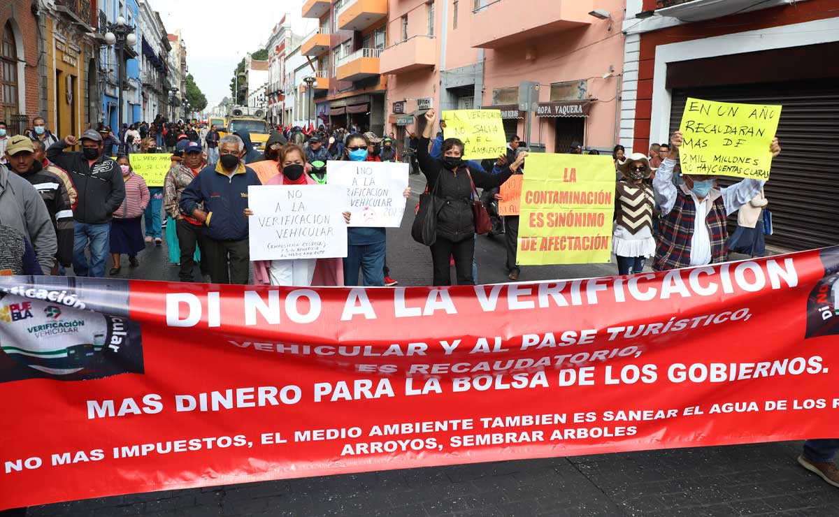 Marchan en calles de Puebla en contra de la verificación vehicular