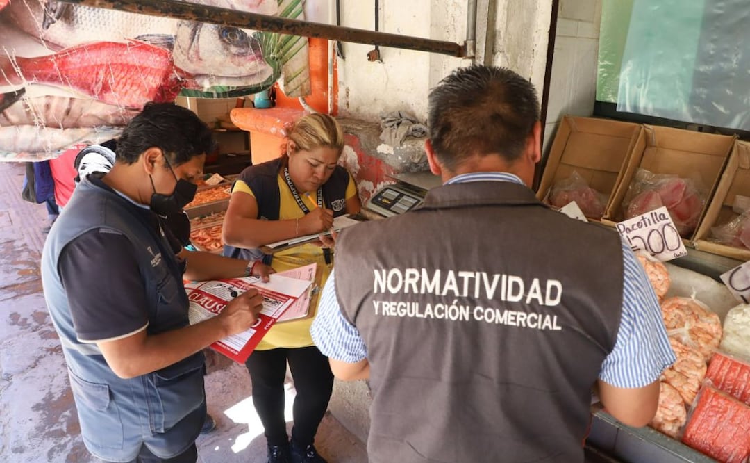 Normatividad y Regulación Comercial clausuro dos negocios en la Calle de los Mariscos de Puebla | Foto: Agencia Es Imagen para El Universal Puebla