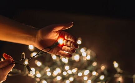 ¿Cuántas luces navideñas puedo conectar juntas?