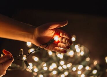 ¿Cuántas luces navideñas puedo conectar juntas?