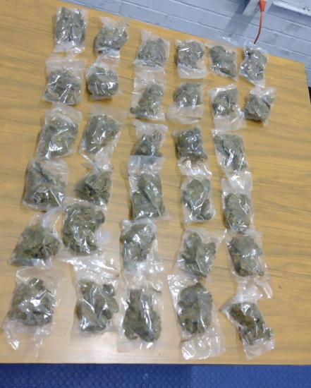 Detienen a sujeto por robo a transeúnte con violencia y  narcomenudeo en Santa Anita
