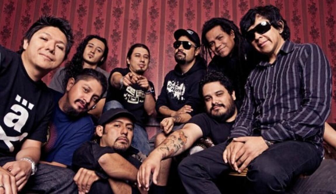 Panteón Rococó se ha consolidado como una de las bandas más destacadas en México, extendiendo su influencia más allá de las fronteras nacionales.
Foto: Producción El Universal Puebla