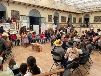 Pobladores se manifiestan en Ayuntamiento de Chignahuapan; exigen obras a Lorenzo Rivera