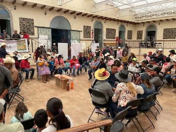 Pobladores se manifiestan en Ayuntamiento de Chignahuapan; exigen obras a Lorenzo Rivera