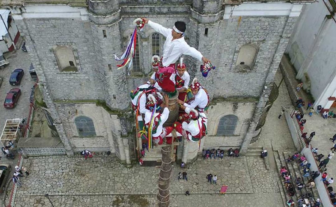 La Danza de los Voladores expresa el respeto profesado hacia la naturaleza y el universo espiritual | Foto: Agencia Es Imagen para El Universal Puebla