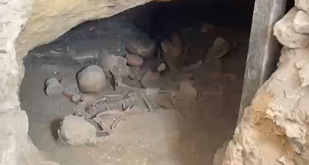 Presentan restos humanos hallados en tumba prehispánica de Ixcaquixtla