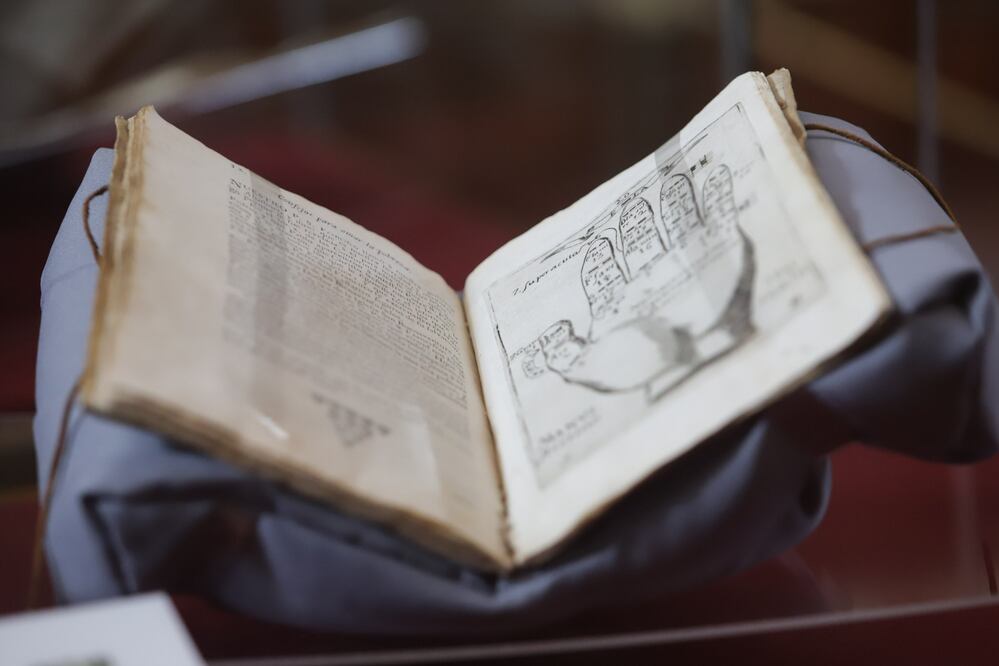 En la Biblioteca Palafoxiana se dice que entes extraños resguardan los libros | Foto: Agencia Es Imagen para El Universal Puebla