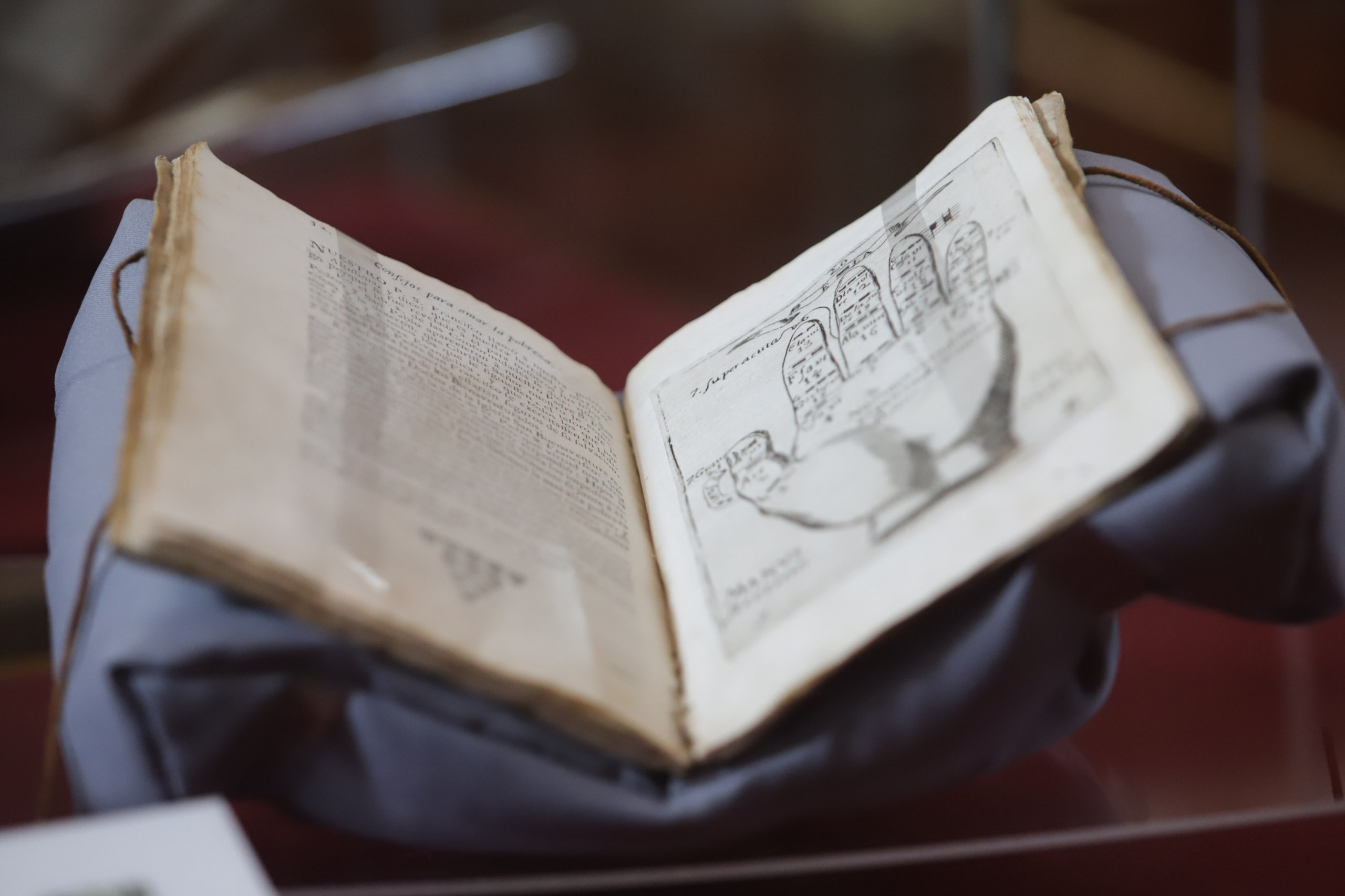 En la Biblioteca Palafoxiana se dice que entes extraños resguardan los libros | Foto: Agencia Es Imagen para El Universal Puebla