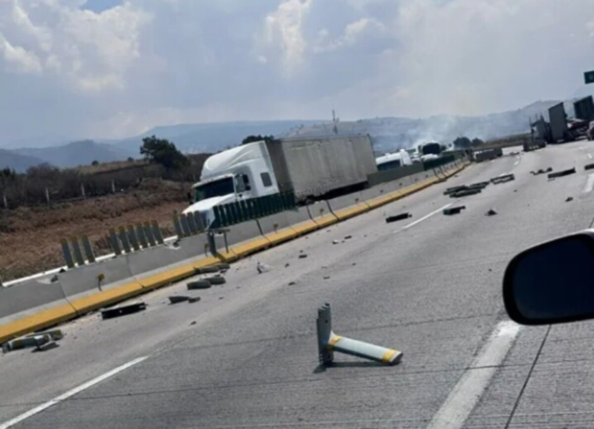 Auto impactó en la barrera de contención de la México-Puebla | Foto: Redes sociales