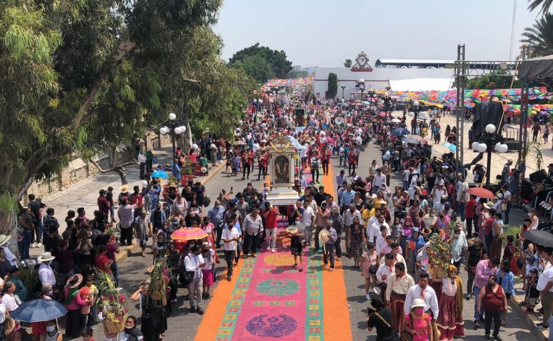 17 mayordomías ofrecen chocolate a todas las personas que acuden a visitar la Santa Cruz de Huaquechula. | Foto: Facebook Ayuntamiento de Huaquechula