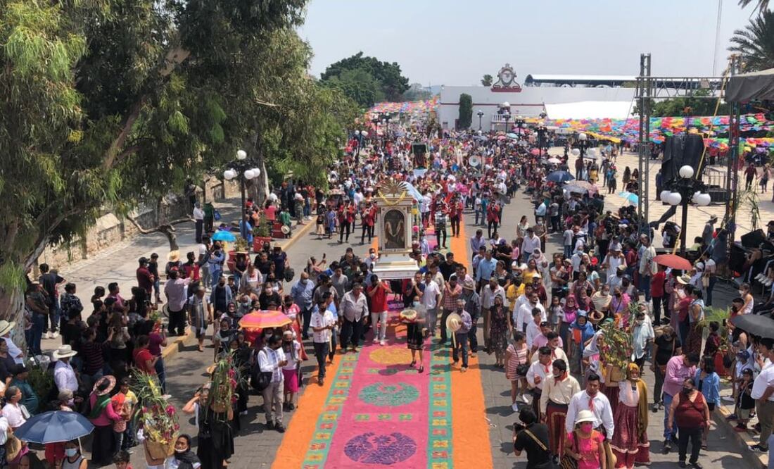 17 mayordomías ofrecen chocolate a todas las personas que acuden a visitar la Santa Cruz de Huaquechula. | Foto: Facebook Ayuntamiento de Huaquechula