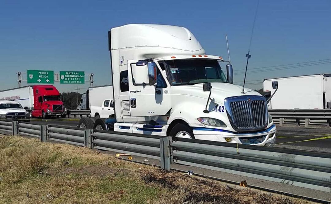 A la altura del Parque Industrial Chachapa en Amozoc fue encontrado asesinado un trailero | Foto: Agencia Es Imagen para El Universal Puebla