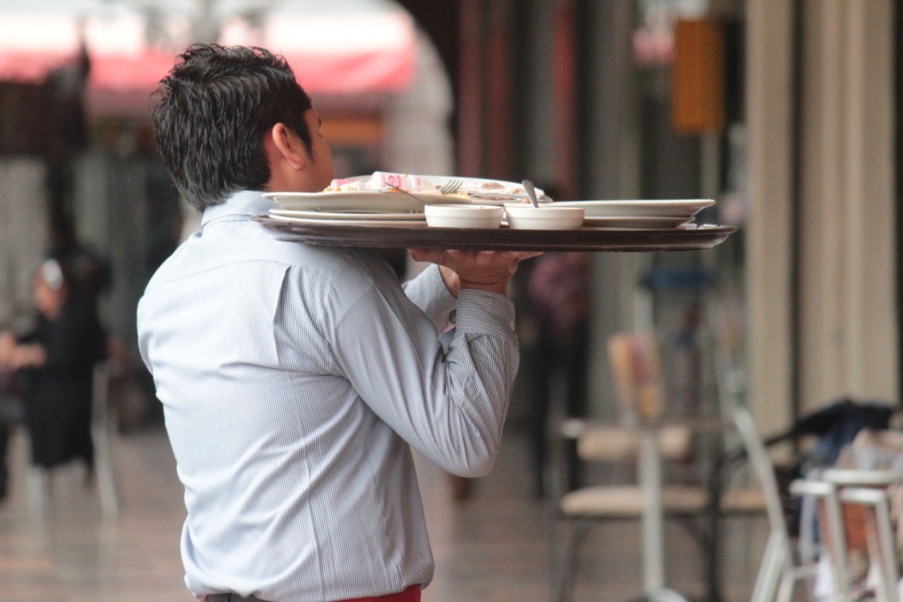 Los meseros tienen diversos salarios dependiendo el lugar donde trabajen y su experiencia | Foto: EsImagen