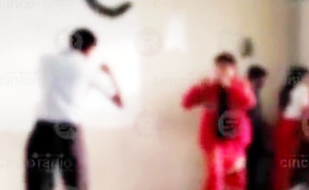 En redes sociales circuló el video de la pelea de dos estudiantes de la secundaria “Gustavo Díaz Ordaz” | Imagen: Captura de video @laredcincoradio