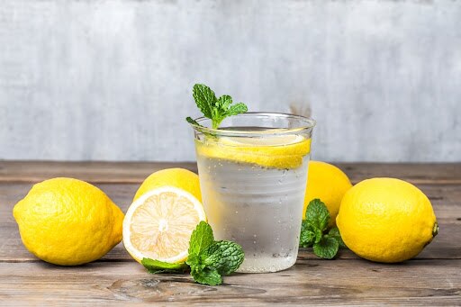 Según Cleveland Clinic, para las personas que encuentran difícil beber agua por su falta de sabor, agregar limón puede ser una forma efectiva de aumentar el consumo recomendado de líquidos.
Foto: Producción El Universal Puebla