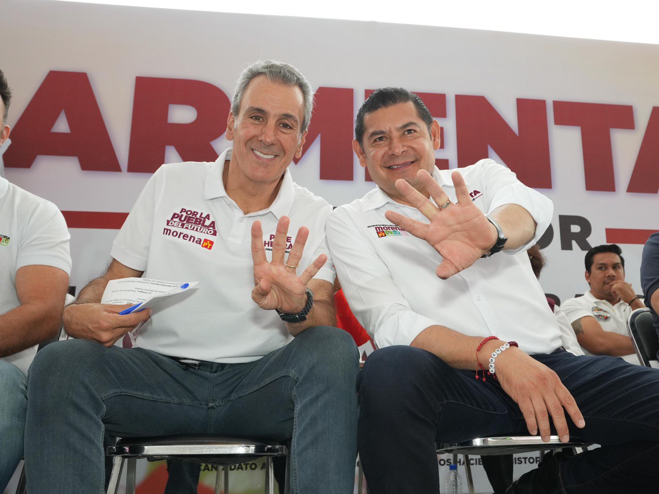 Alejandro Armenta y Pepe Chedraui se comprometieron a dignificar espacios ante representantes de los mercados | Foto: Especial
