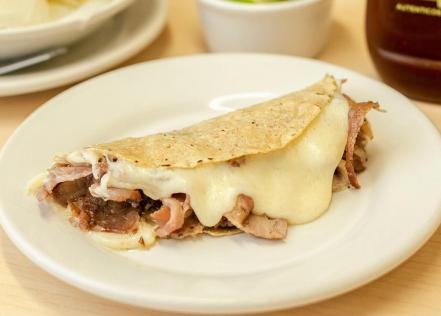 Así, podremos tener en la mira los mejores y más populares tacos de Puebla, y asegurarnos de que no se nos pase por alto ninguno de esos sabores únicos que hacen famosa a la gastronomía poblana.

Foto: Producción El Universal Puebla 
