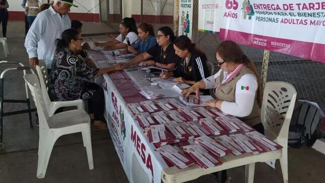 La pensión para adultos mayores fue establecida en 2019 por el Gobierno de México y en 2020 se elevó a rango constitucional tras la publicación en el Diario Oficial de la Federación. 

Foto: Producción El Universal Puebla