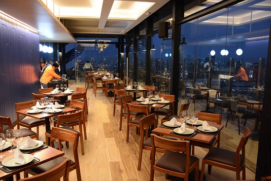 En el piso número 20, a más de 100 metros de altura, se sitúa Attico 303, el restaurante-bar más alto de Puebla, inaugurado el 26 de abril de 2024 para el público en general.

Foto: Producción El Universal Puebla
