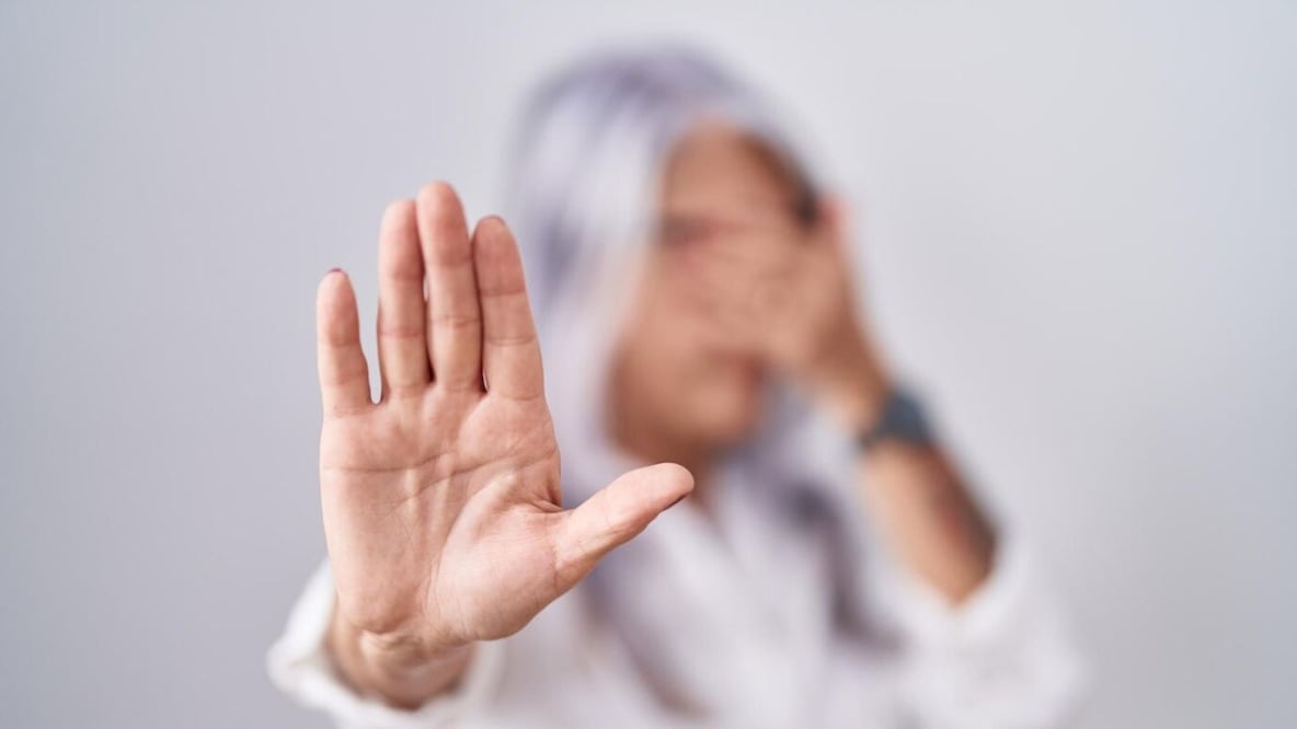 Conoce cómo ocultar tus canas. Fuente: Freepik.