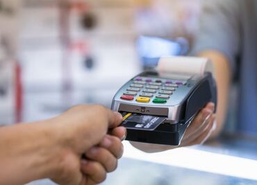 Condusef te explica por qué no te deben cobrar comisión al pagar con tarjeta