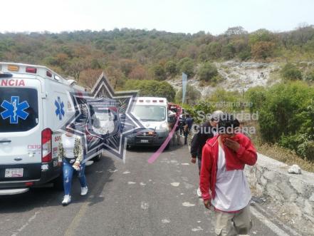 Una persona muerta y 16 lesionados por volcadura en El Aguacate
