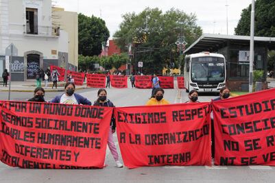 Normalistas de Teteles secuestran autobuses, bloquean calles y queman un autobús de RUTA