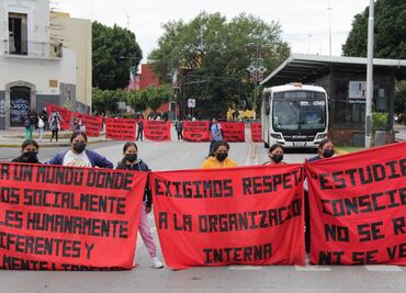 Normalistas de Teteles secuestran autobuses, bloquean calles y queman un autobús de RUTA