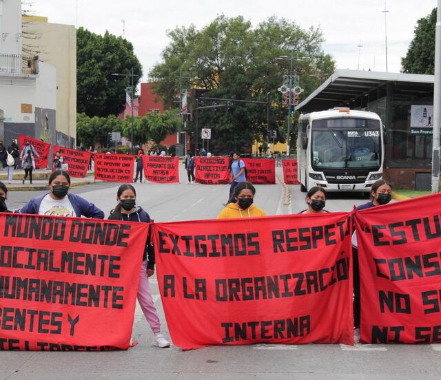 Normalistas de Teteles secuestran autobuses, bloquean calles y queman un autobús de RUTA