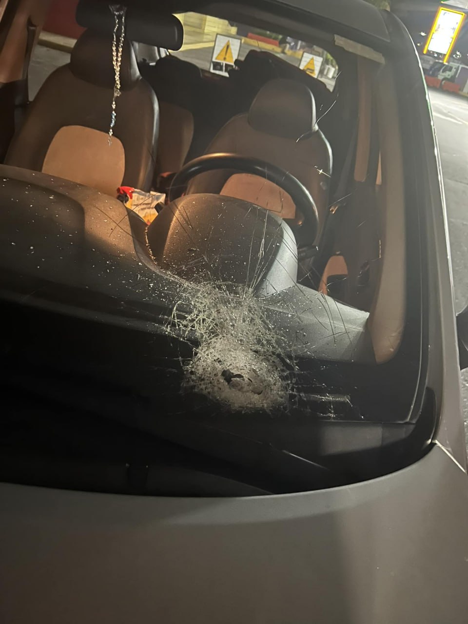 En redes sociales circulan denuncias por lanzamientos de piedras y objetos contra vehículos en Puebla | Foto: Facebook Alma Rodrigüez
