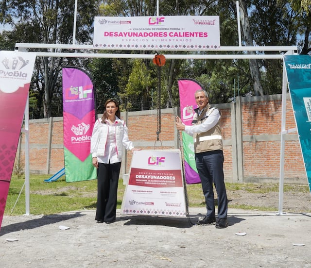 MariElise Budib y Pepe Chedraui colocan la primera piedra de desayunadores escolares transitorios