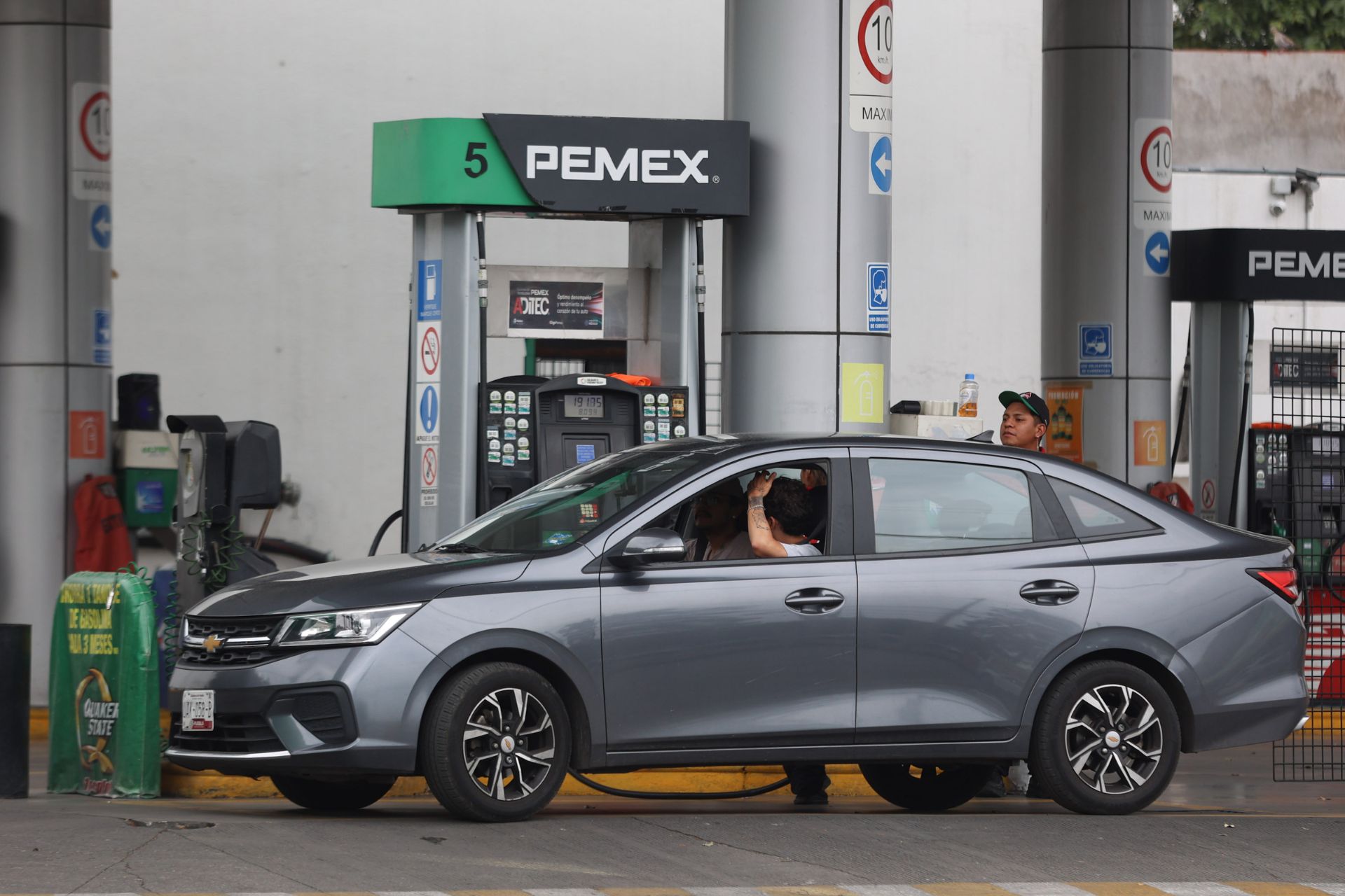 Escasez de gasolina en Puebla: estaciones racionan la Magna y reportan filas