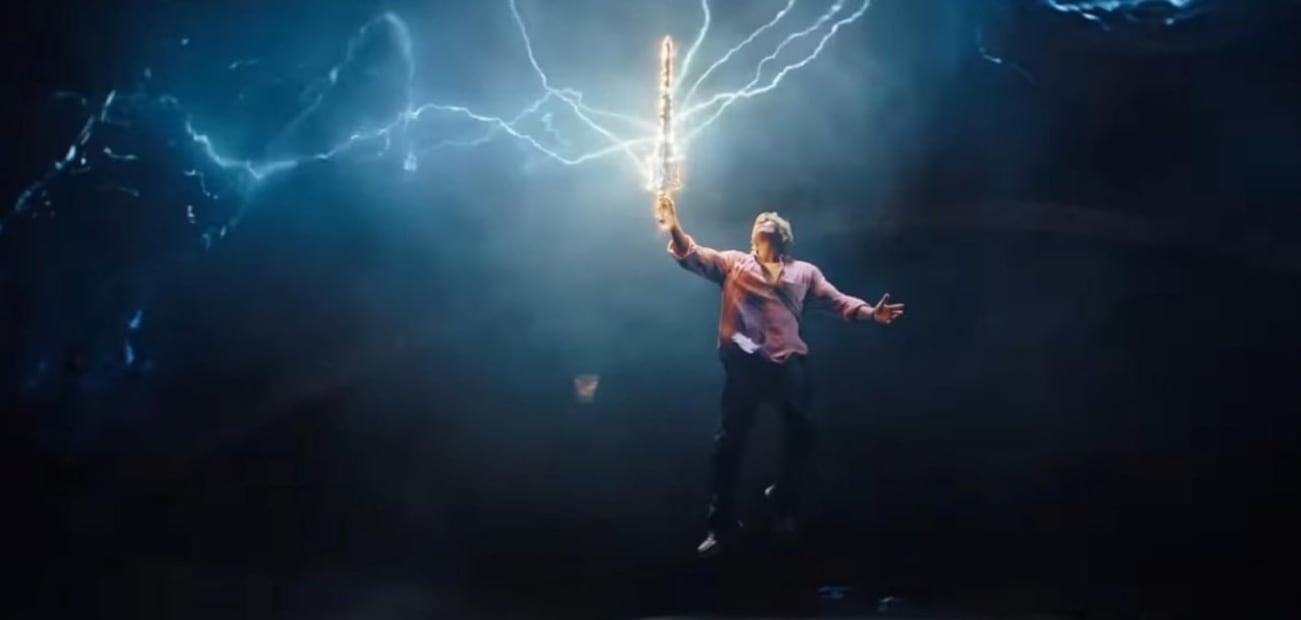 "Amos del Universo" tiene excelentes escenas de acción que aprovechan la fantasía de la historia para integrarla en las coreografías | Foto: Amazon MGM Studios