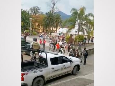 Pahuatlán arde. Tres muertos, balacera y una patrulla quemada por diferencias políticas