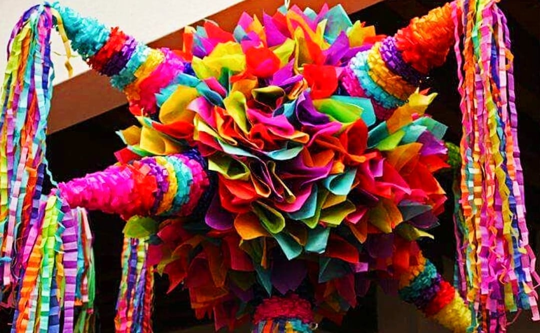 Las piñatas no pueden faltar en las posadas de México | Foto: Instagram mexicodisena
