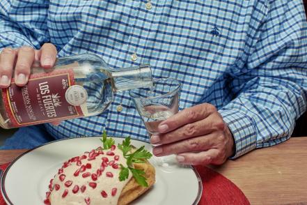 ¿Creíste haber visto todo? Surge mezcal de nogada