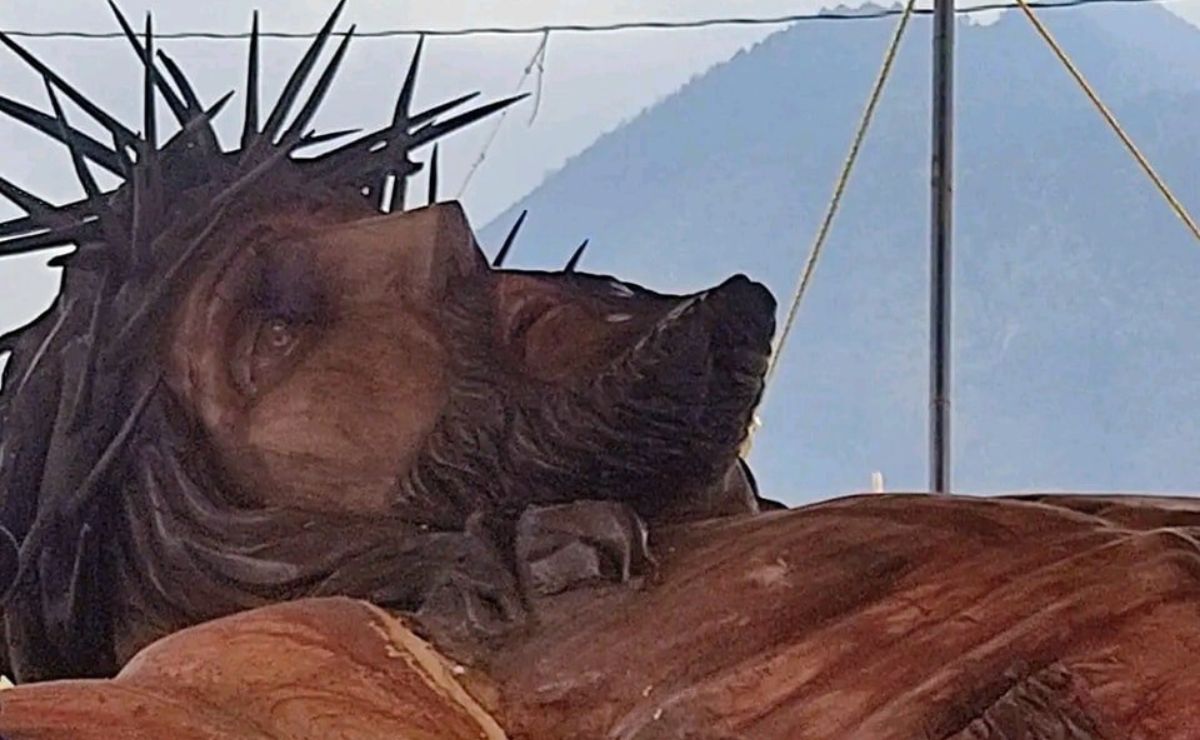 El Cristo monumental de madera, que mide seis metros y pesa 11 toneladas, fue elaborado por un adulto mayor con problemas de la vista | Foto: Especiales
