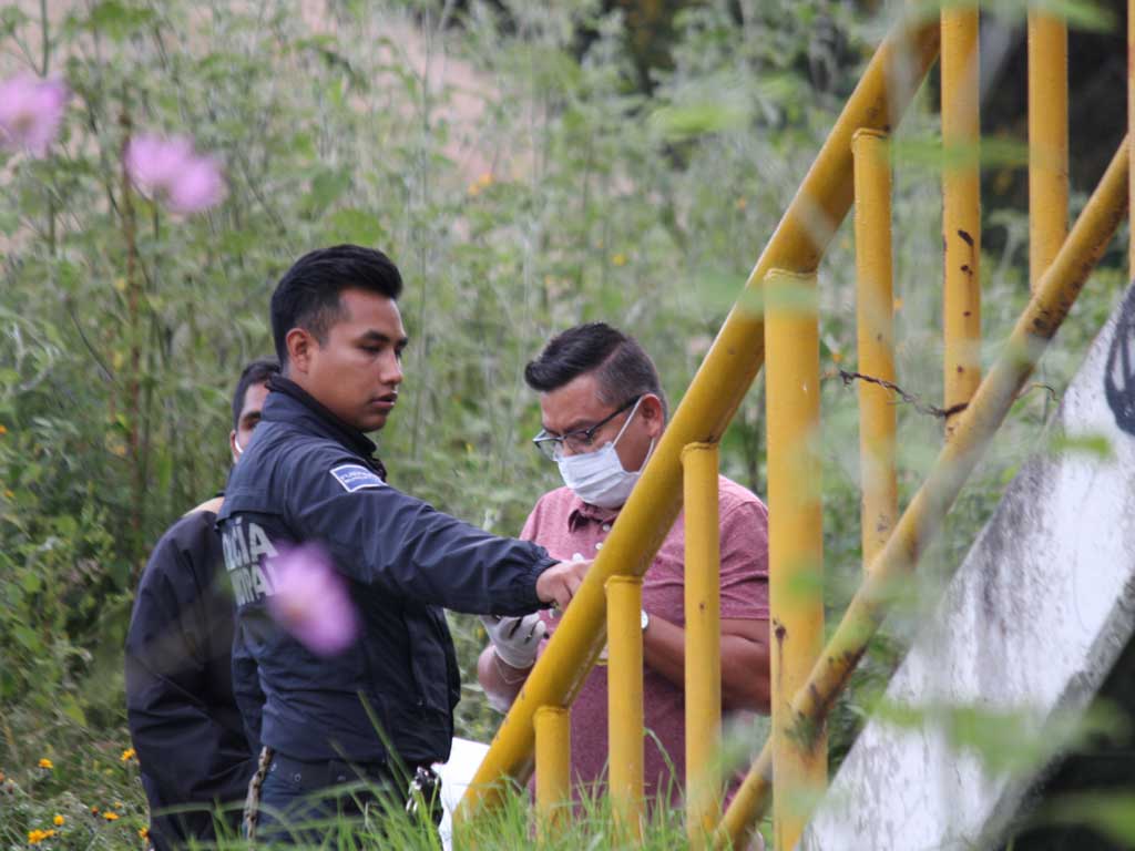 Hallan cadáver de una joven cerca de puente peatonal de la autopista México-Puebla