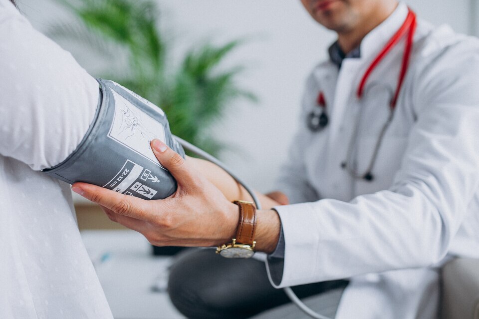 Detectar a un doctor falso puede ser complicado, pero hay varios indicios y precauciones que pueden ayudarte a identificar a una persona que no tiene la formación o licencia necesaria para ejercer la medicina. 

Foto: Producción El Universal Puebla