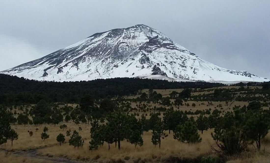 Paso de Cortés, ubicado en medio del Popocatépetl y el Iztaccíhuatl, está estrechamente relacionado con el conquistador español Hernán Cortés | Foto: Agencia Es Imagen para El Universal Puebla