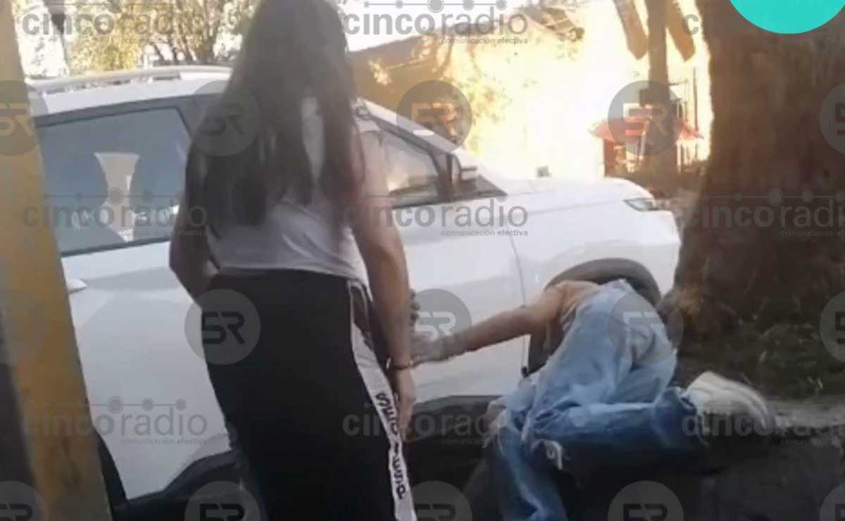 Reportan a presunta menor alcoholizada en jardineras de Analco