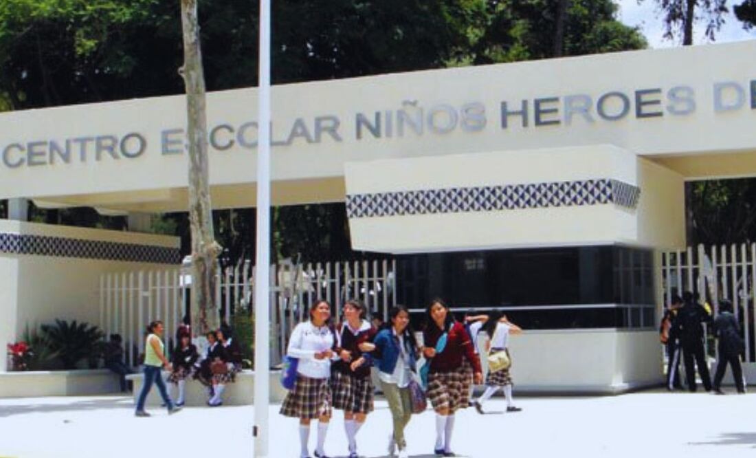 Miguel Ramos a sus 46 años cumplió la meta de graduarse de la primaria nocturna del CENHCH | Foto: Facebook Centro Escolar Niños Héroes de Chapultec