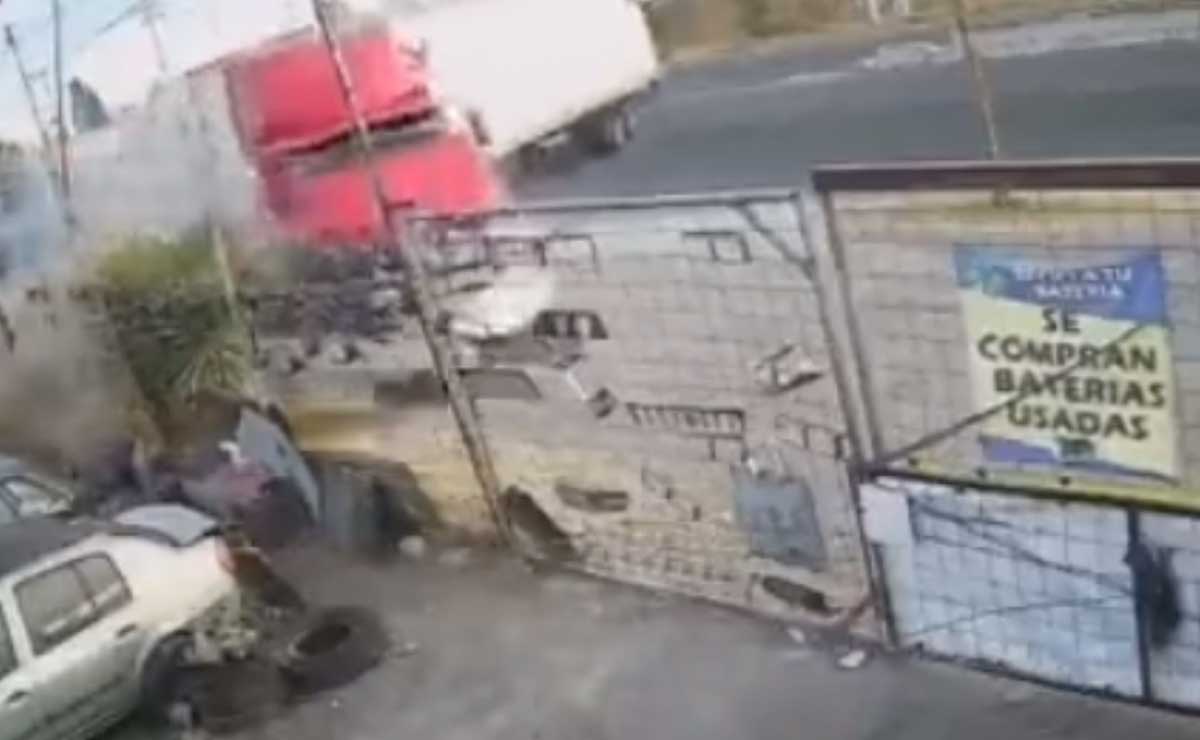 VIDEO | Tráiler embiste auto y se estrella sobre la carretera federal Huejotzingo-Puebla