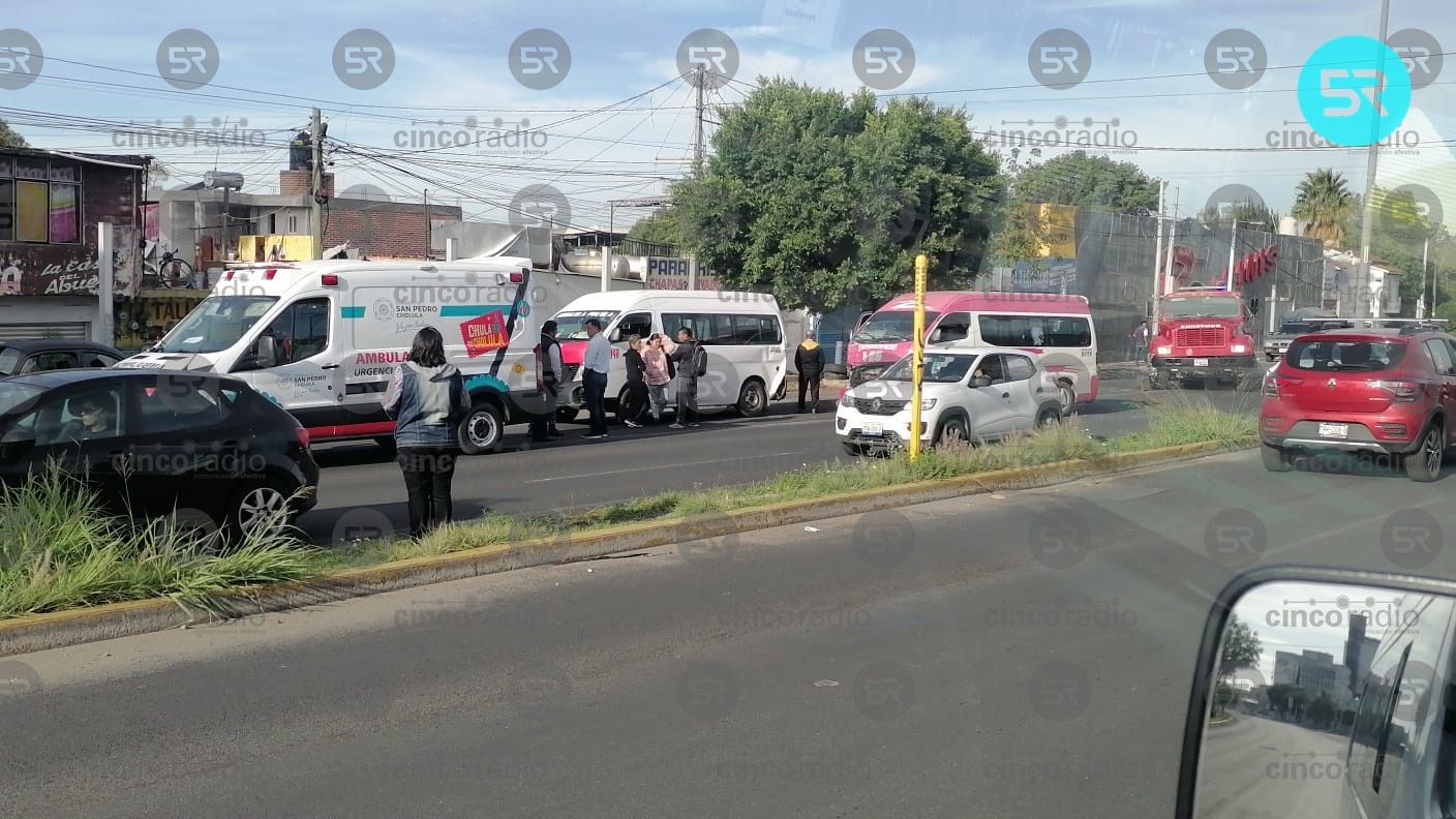 Un hombre y tres mujeres resultaron con lesiones tras un choque de combis en el Bulevar Forjadores | Cinco Radio