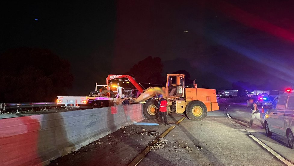 El incidente ocasionó el cierre de la circulación a partir del kilómetro 45 de la autopista de peaje, generando colas de hasta 12 kilómetros. 
Foto: Producción El Universal Puebla