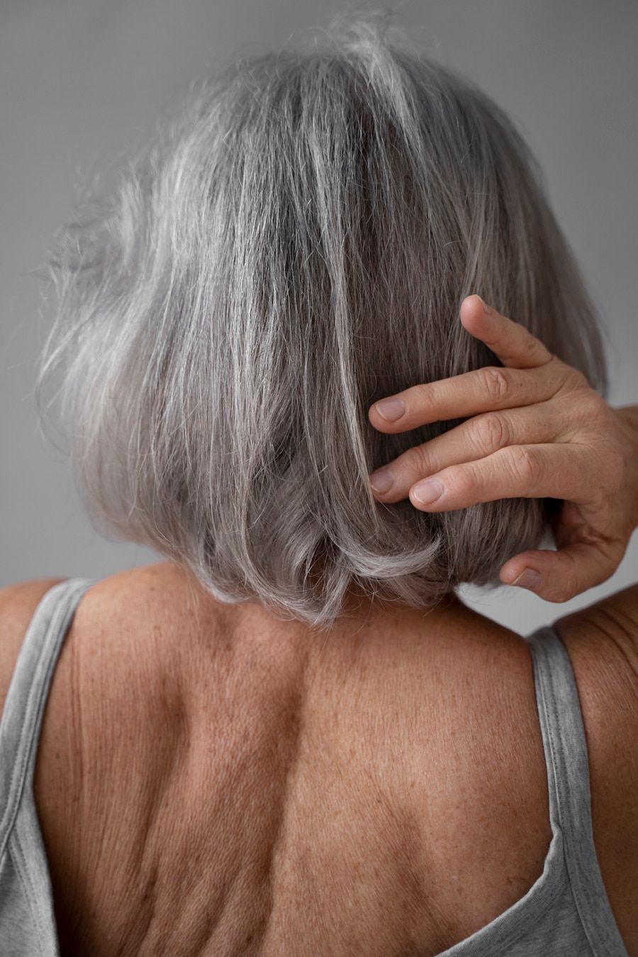 El mundo de la moda nos presenta el "Ice Blonde", para cubrir las canas con elegancia. Fuente: Freepik.