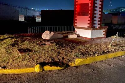 Estatua de AMLO en Atlacomulco inicia el 2022 en el piso y sin cabeza