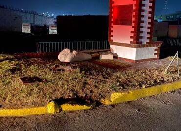 Estatua de AMLO en Atlacomulco inicia el 2022 en el piso y sin cabeza