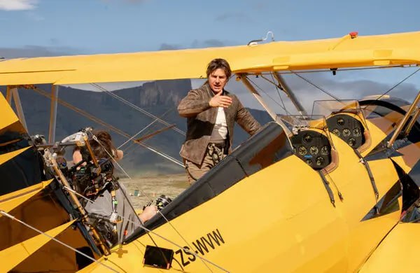 La persecución en aviones también fue una acrobacia real, similar a la persecución de helicópteros de Misión Imposible: Repercusión (2018) | Foto: Paramount Pictures.