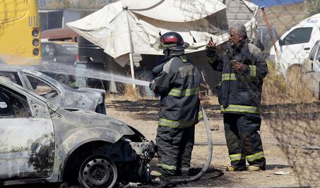 Incendio en pastizal alcanza a autos en corralón en Puebla